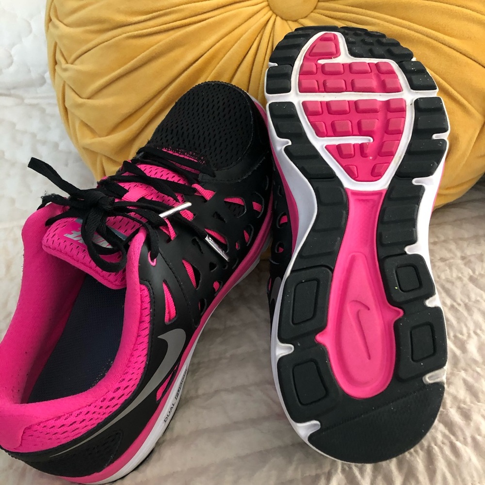 Women’s size 10 Nike flexsole sneakers.